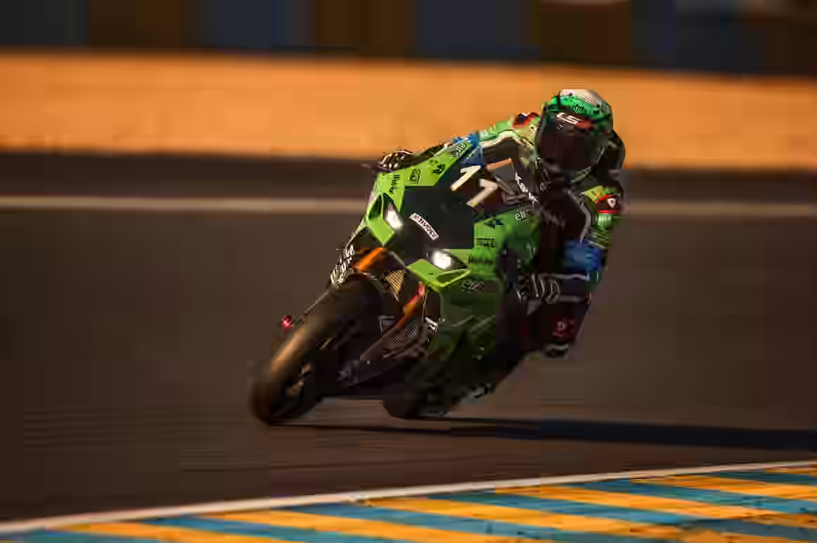 Kawasaki racing motorcycle from Team Webike Trickstar in competition - Tivoly technical partnership since 2019 - Team Kawasaki Webike partnership CSR motorsport Tivoly